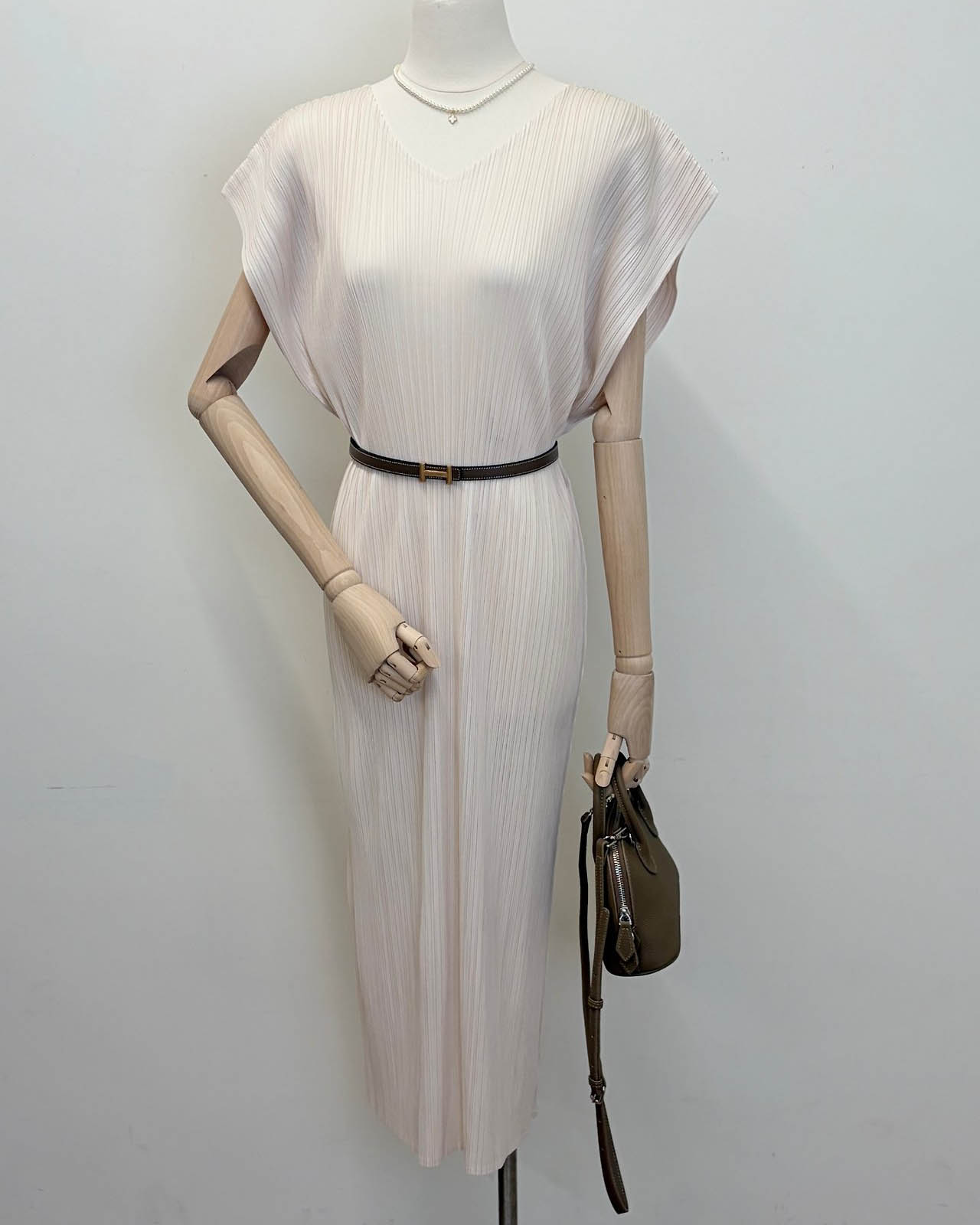Pleats wing sleeves dress
