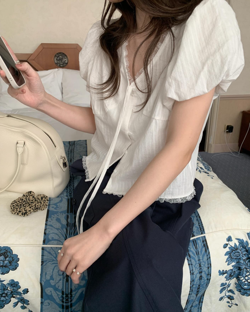 Romantic puff sleeves blouse