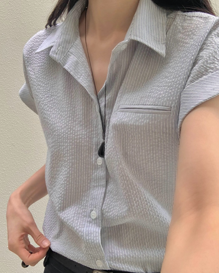 Rolled-up cap sleeves shirt