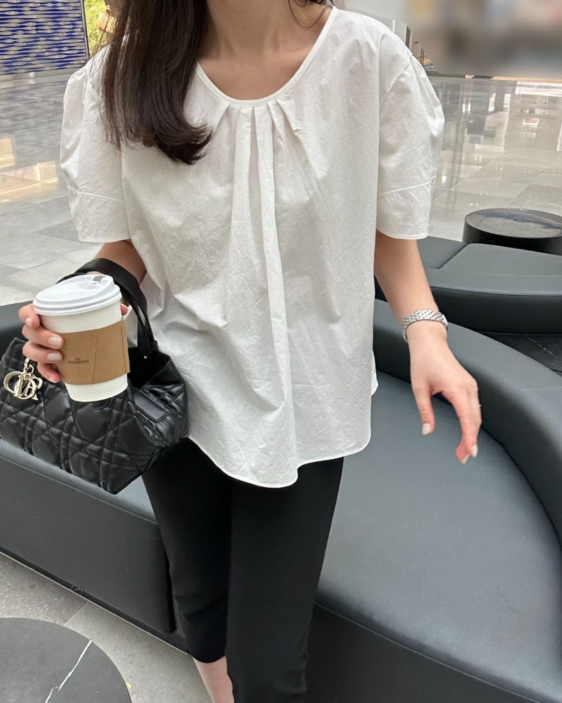Puff sleeves blouse