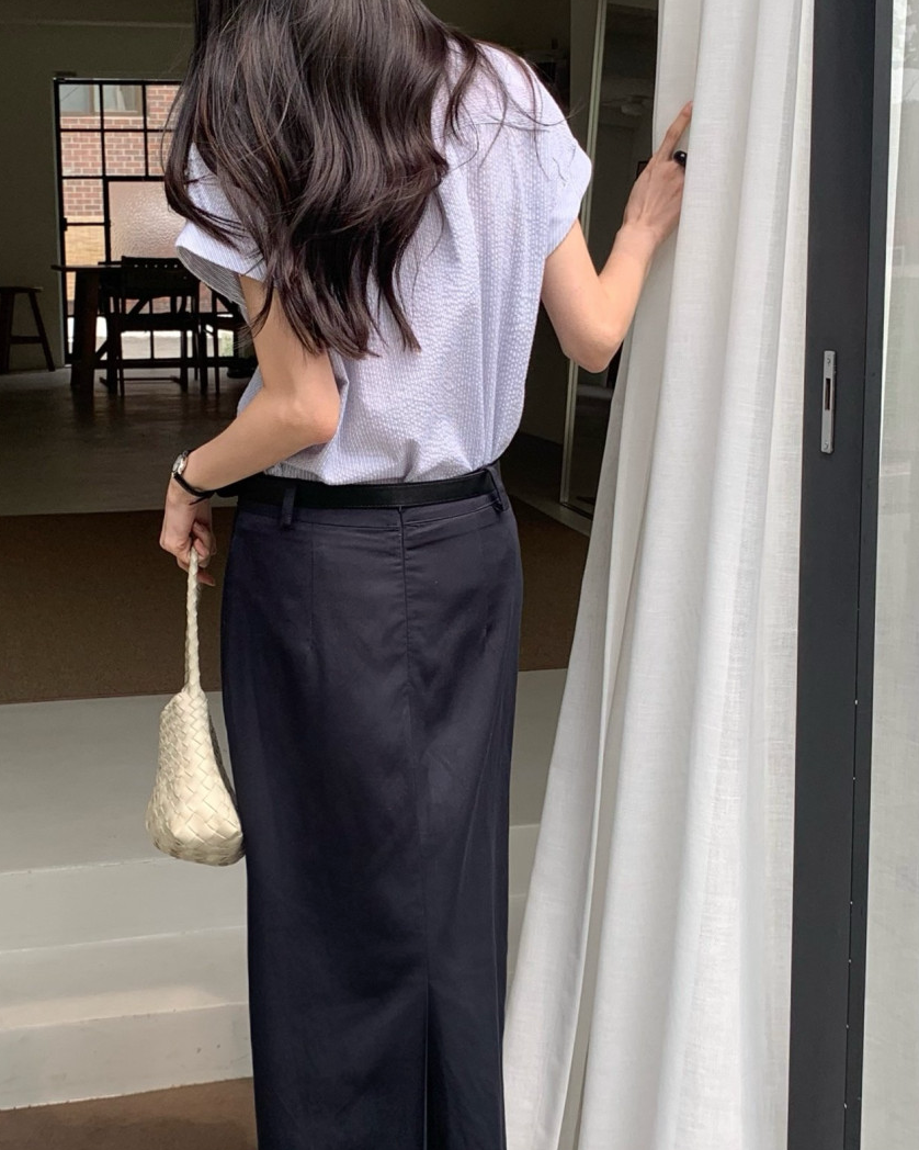 Rolled-up cap sleeves shirt