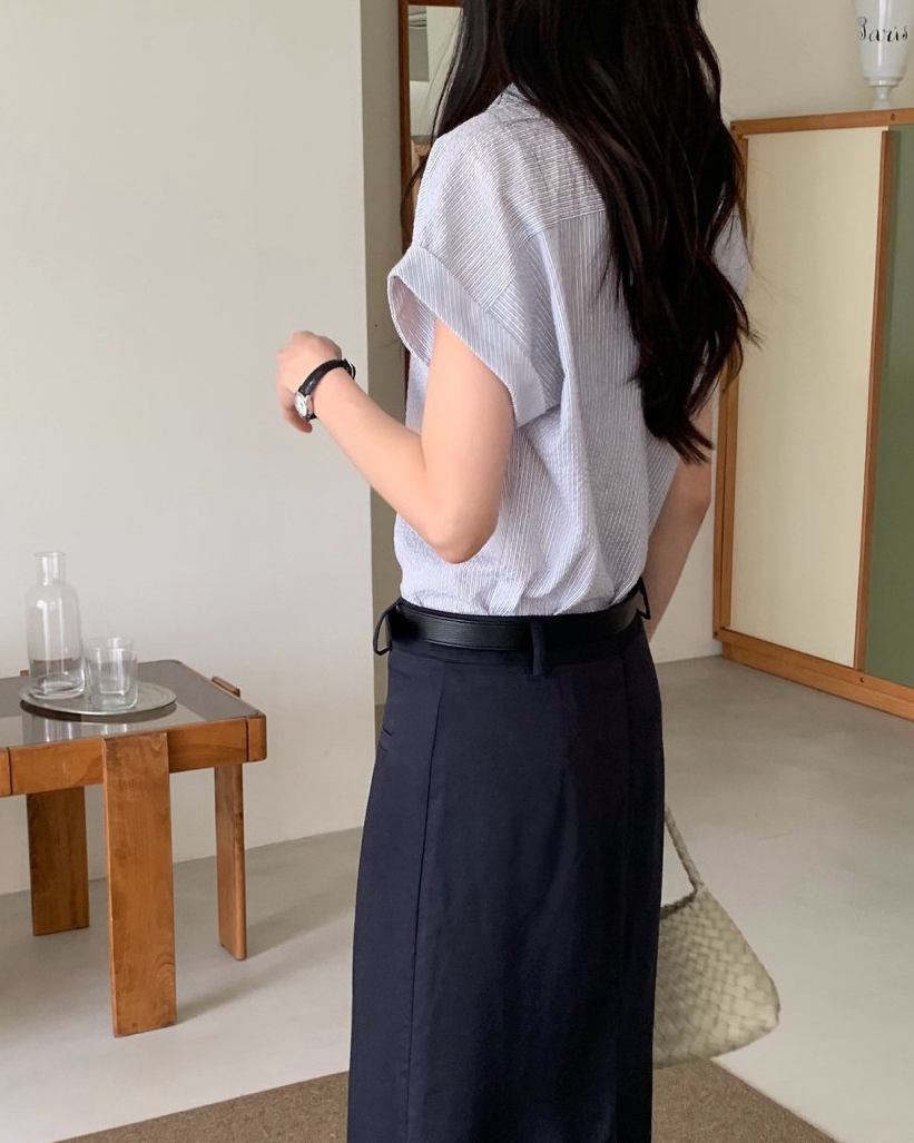Rolled-up cap sleeves shirt