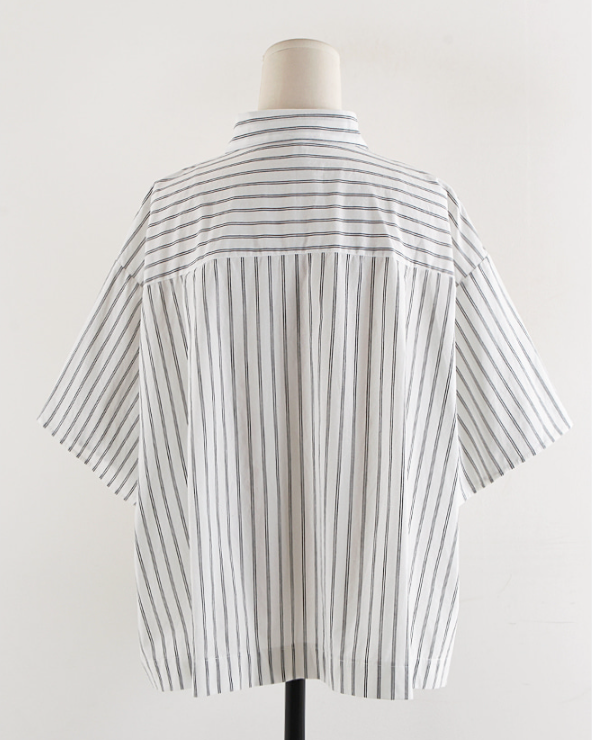 Semi cropped striped shirt