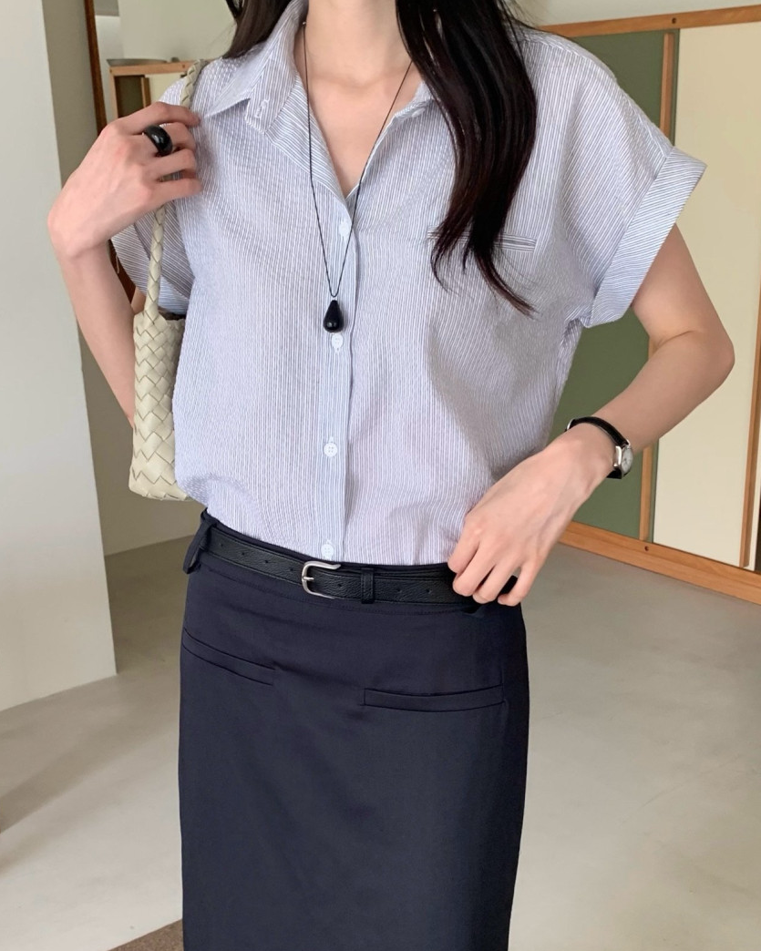 Rolled-up cap sleeves shirt
