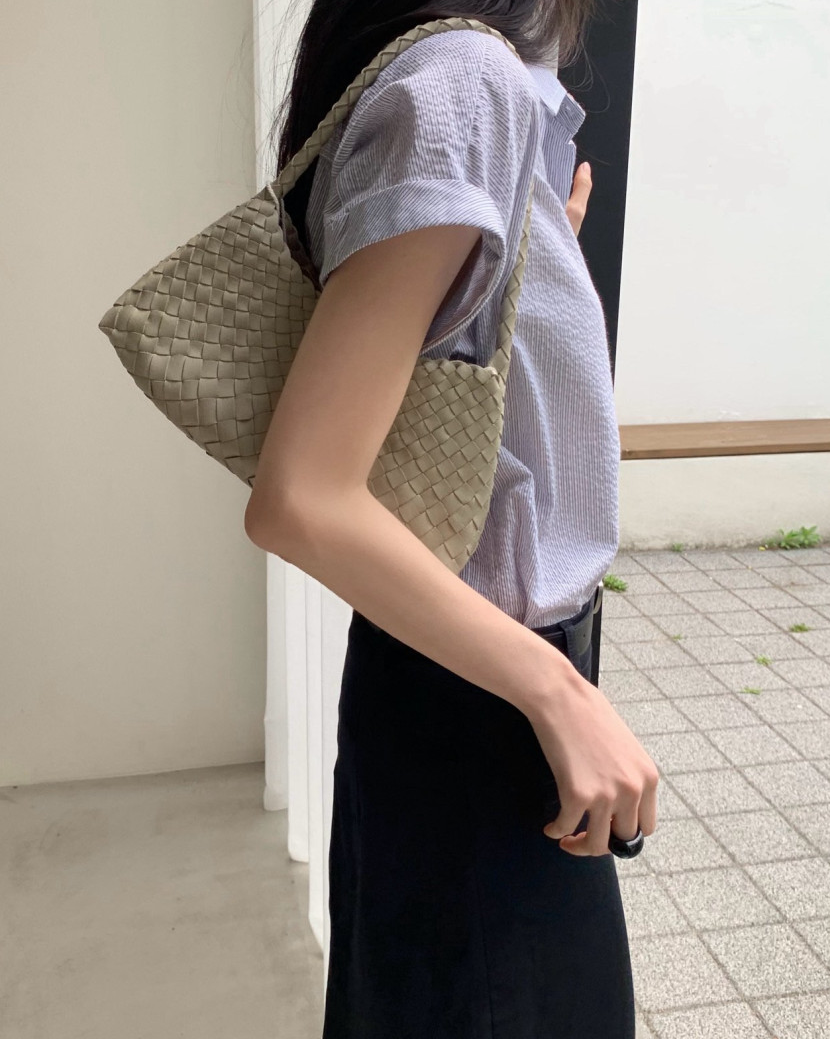 Rolled-up cap sleeves shirt