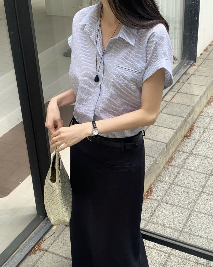 Rolled-up cap sleeves shirt