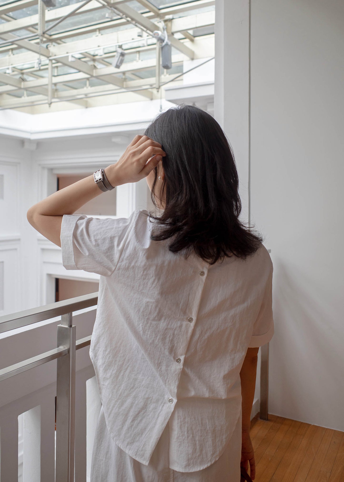 Wrinkle-free back button dress