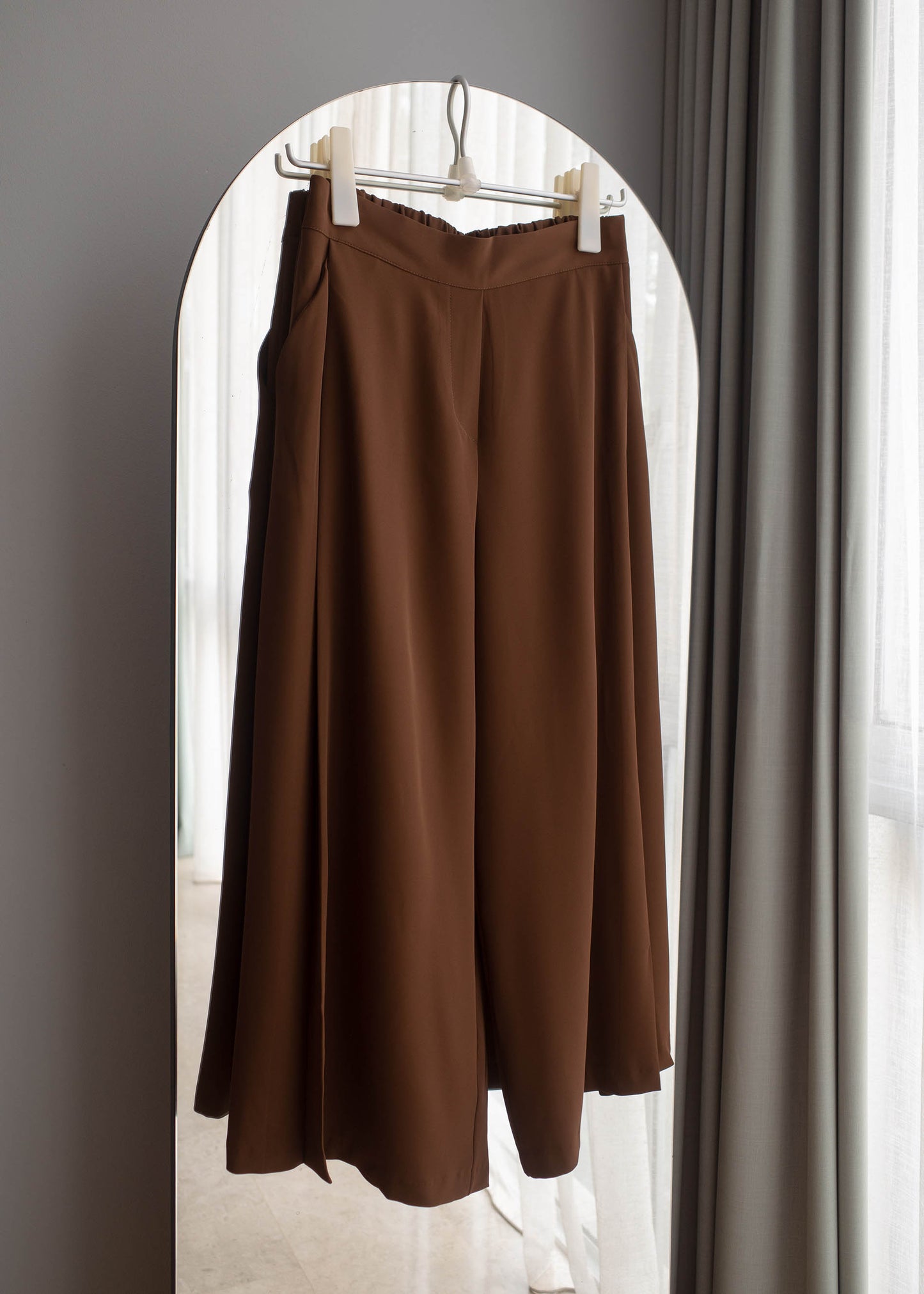 Silky wide pintuck pants