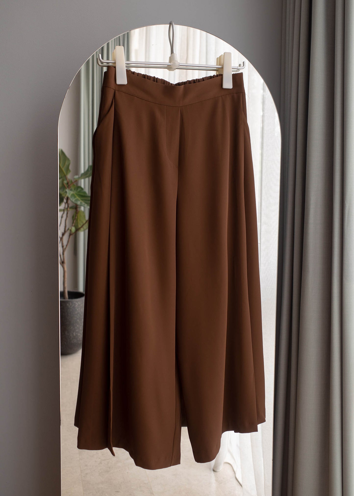 Silky wide pintuck pants