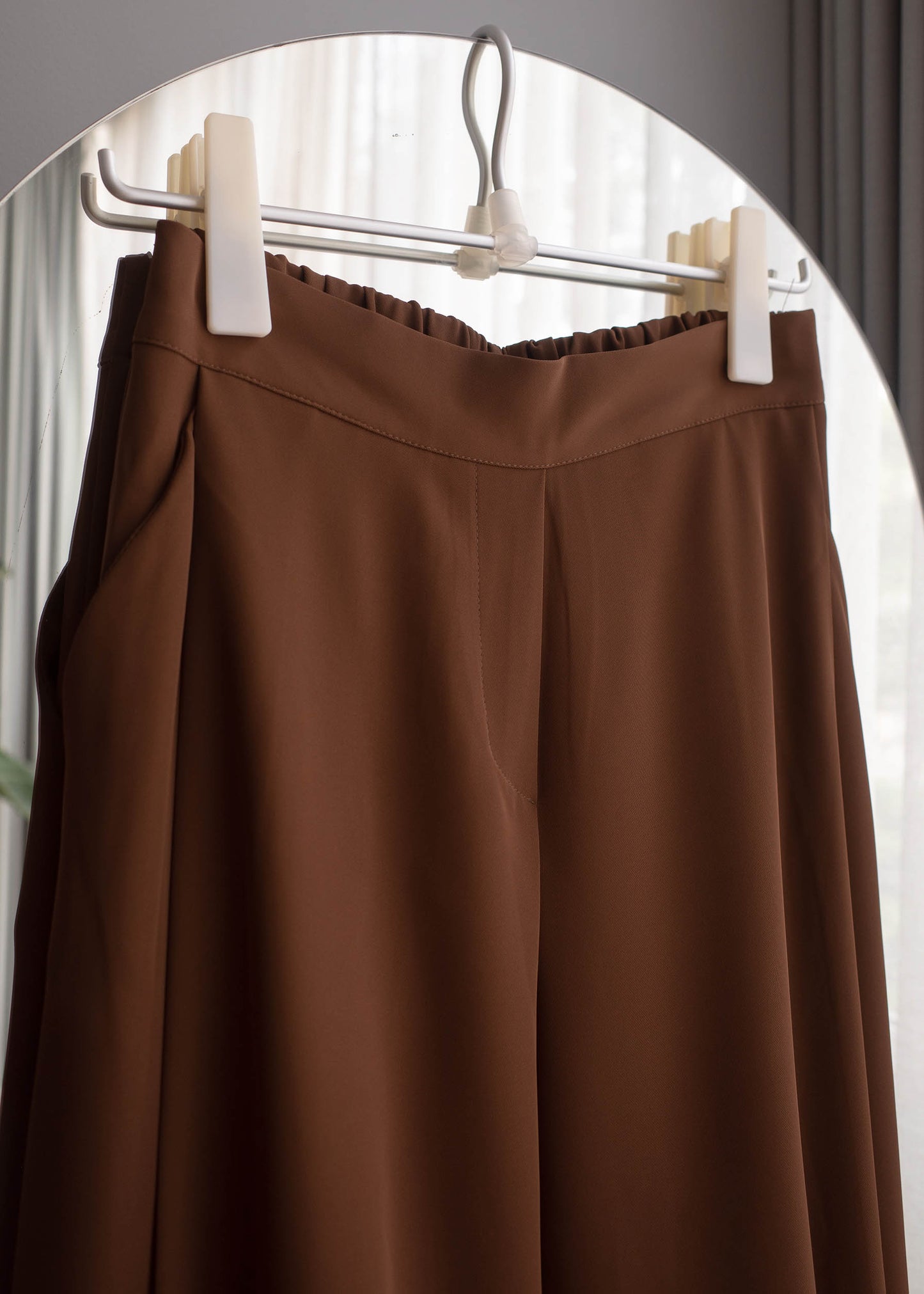 Silky wide pintuck pants