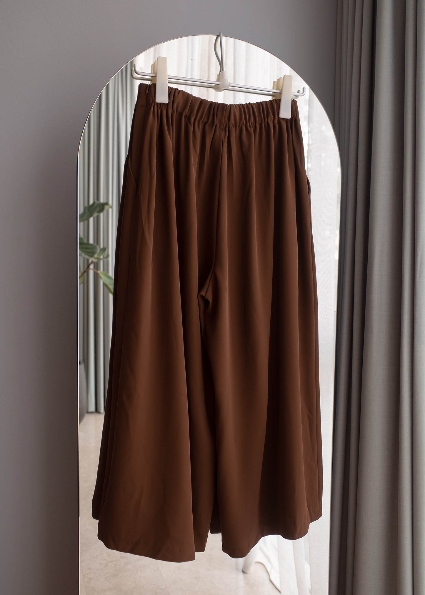 Silky wide pintuck pants