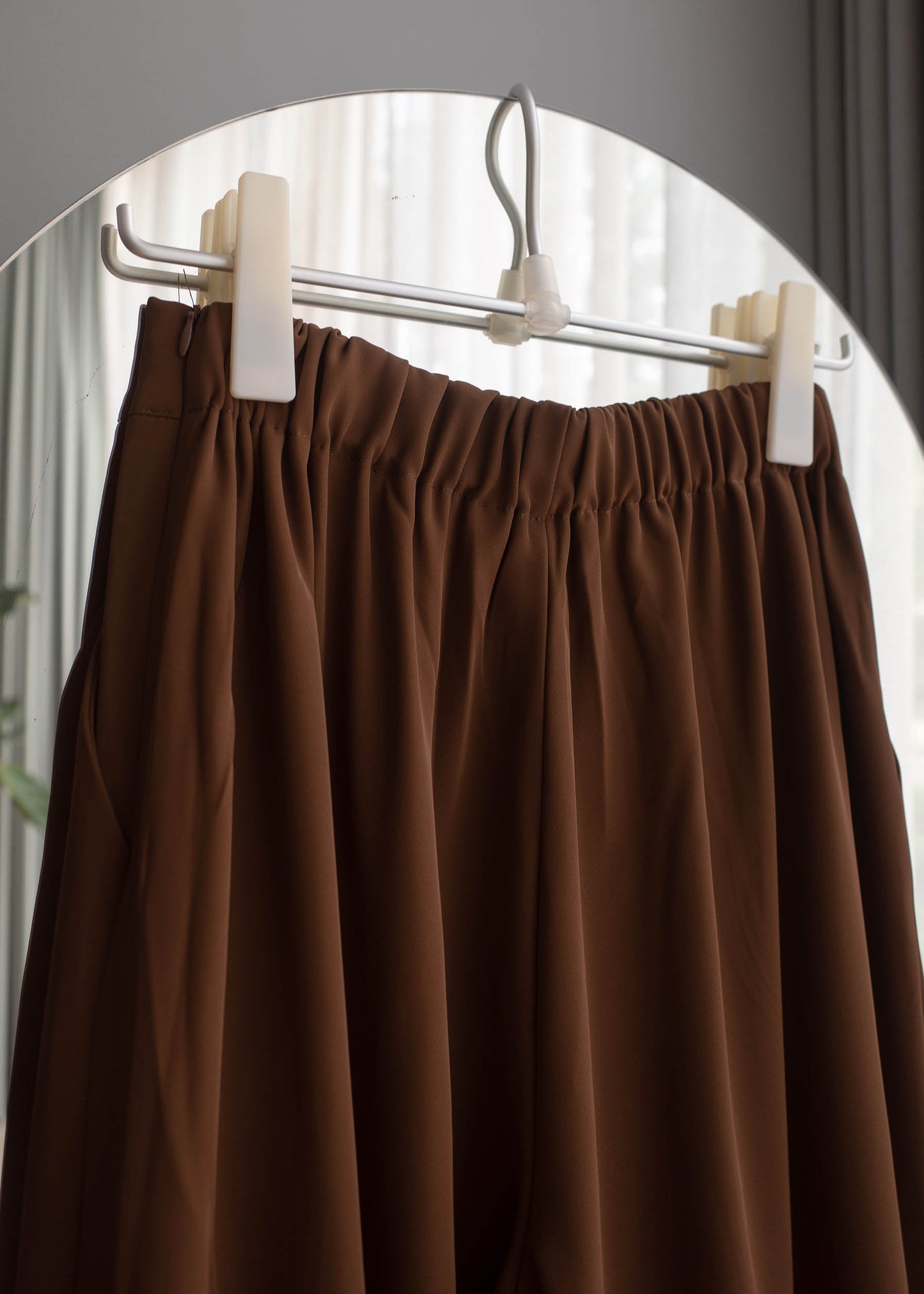 Silky wide pintuck pants